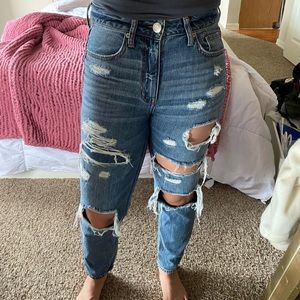 High-rise American Eagle tomgirl jeans